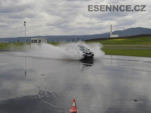 Nácvik chování vozidla při aquaplainingu v kurzu bezpečné jízdy Most