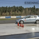 Vyhýbání překážek na kluzkém povrchu při kurzu bezpečné jízdy Sosnová